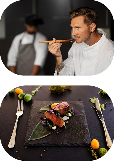 Egy profi séf kóstolja a mártást egy fakanállal egy luxusétterem konyhájában, miközben a háttérben egy elegánsan tálalt húsétel látható.